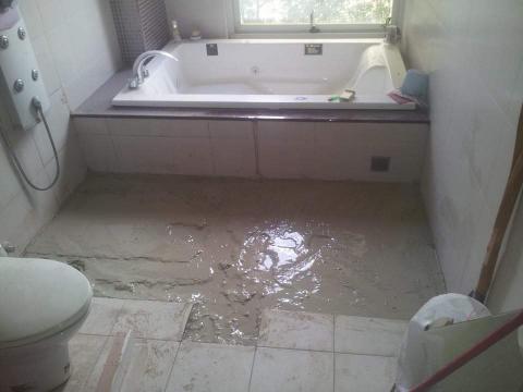 億瀧水電裝修工程 - 浴缸漏水問題改善工程