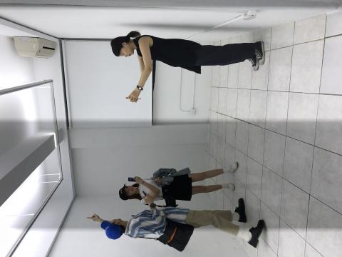 Julia - 在2018寶藏巖光節，一間利用巧思讓3C產品拍起來都不停閃動的展覽空間，轉頭看見陌生遊客的互動，覺得很有趣所以隨手捕捉下來這個時刻。