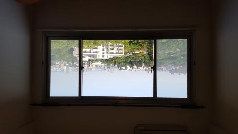 喜樂鋁門窗工程行 - 舊式公寓一般的窗戶都無氣密，我們無需拆舊窗，所以也不用再請泥作來施工，使用乾式施工法，保證當天完工。