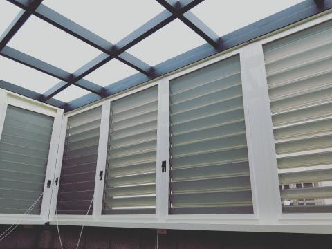 翔鴻工程公司 翔鴻防水工程公司 - 白鐵採光罩+活動百葉窗