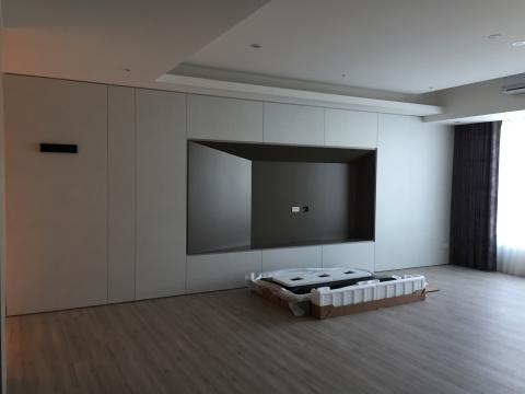 草自生 設計工作室 - 造型電視牆面。牆面運用分割線將整面牆面的收納櫃，不只運用到最大，也兼具美感