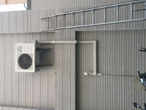 冷氣空調維修行 - 前施工人員處理不完善
本公司來改銅管線路讓你的住家外觀整齊乾淨。