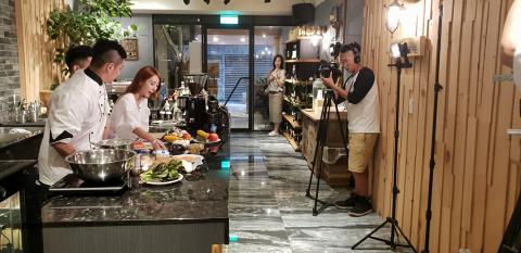 呀呼影像工作室 - 香港TVB電視台製播-廚師出任務
主持人:五熊 派大兵
來賓:國家級啦啦隊教練