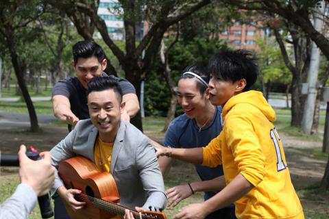 Eric - DJ Dennis、Sam Lin Music、林書瑋、毛家恩、洗菜-籃球女孩、小薰、京恬、詠存，中文組曲cover側拍。