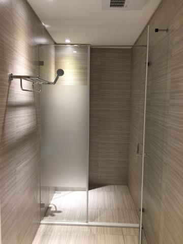 草自生 設計工作室 - 簡潔大方的客浴