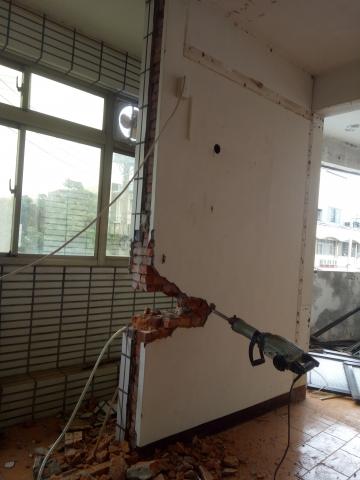 專業拆除打石 - 八吋磚牆打除1