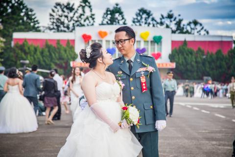 Mofey - 陸軍聯合婚禮