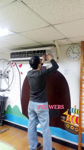 空調家電清潔維修 - 公家單位冷氣清潔保養工程內機拆外殼中