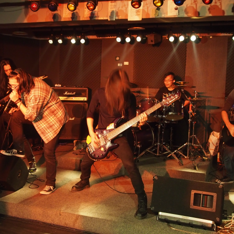 何強 - Full Band演出，同時在Pub、Live House、甚至是各種場合都有相當豐富的演出經驗。
歡迎有興趣的朋友們詢問