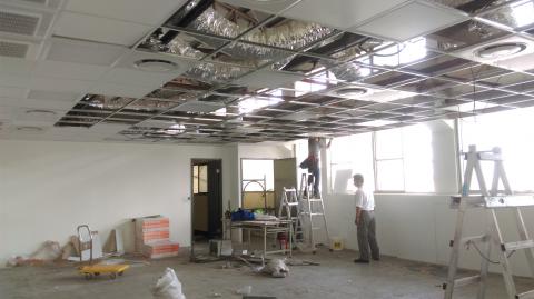 德意建材有限公司 - 知名汽車修配廠，天花板工程