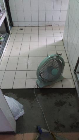 清創工程 - 廚房地坪整修，貼磚中。
