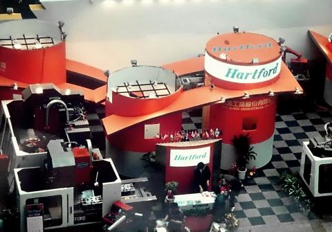 京采空間設計 - 展場特性是一種縮小版的建築構造概念,好快、好看、好玩、好變化,360度的立體感官傳達全方位的視覺想像,空間存在定義是立即且一致性的。
在規劃上我們有三個主要重點必須具備:
■ 吸引全場目光的視覺量體。
■ 突顯產品性格的獨到創意。
■ 展品陳列方式的巧妙處置。
對設計者而言是一個揮灑想像力的創意舞台,從無到有,在虛擬的想像中構築地坪線及天際間的有效實體;快速確立產品定位與行銷訴求是重要的一件大事 京采空間設計 - 展場特性是一種縮小版的建築構造概念,好快、好看、好玩、好變化,360度的立體感官傳達全方位的視覺想像,空間存在定義是立即且一致性的。
在規劃上我們有三個主要重點必須具備:
■ 吸引全場目光的視覺量體。
■ 突顯產品性格的獨到創意。
■ 展品陳列方式的巧妙處置。
對設計者而言是一個揮灑想像力的創意舞台,從無到有,在虛擬的想像中構築地坪線及天際間的有效實體;快速確立產品定位與行銷訴求是重要的一件大事