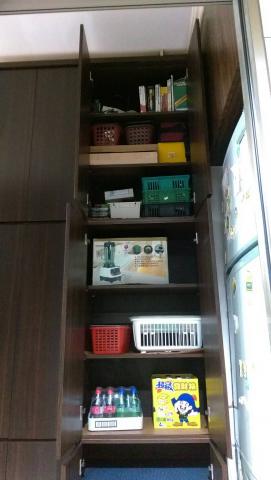 祥富家具行 - 客製化家具實體圖
這次的客人是家中有兩個小朋友，物品多也較凌亂
請我們做整面收納櫃 
使用木芯板耐磨貼胡桃色皮，隔板為活動式隔板 
斜把手 緩衝後紐門片 調整腳粒
底部則可當鞋櫃