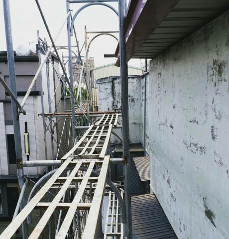 簡彥欽 - 舊屋外牆防水工程
一底（防水補土）
兩次防水塗料
共三層防水材料
讓您的房子跟漏水說不