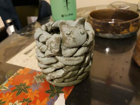 楊雅晴 - 陶藝作品：貓咪筆筒