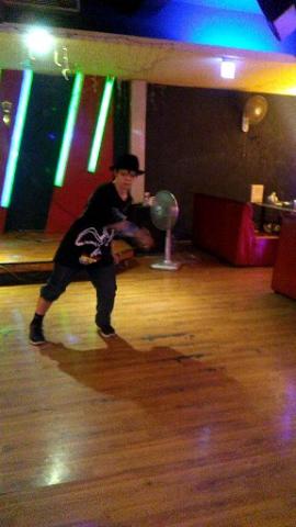 時尚舞藝國際神舞社團 - 這場合位與新北市江子翠捷運附近商家星級歌城以這張圖做為嘻哈與電音舞蹈合併請廠商給予評價