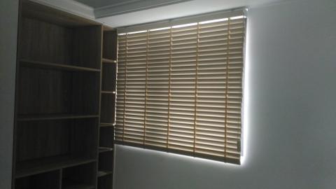 飛揚窗簾經理劉承睿 - 古典實木百業窗