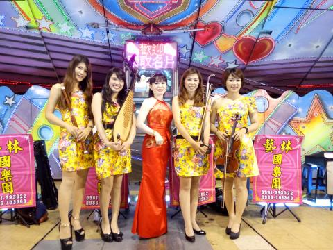 謝依群 - *黑天鵝音樂企劃*
-廟會演出