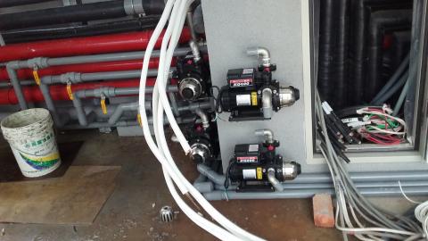 统理水电 - 加压马達安裝現埸。