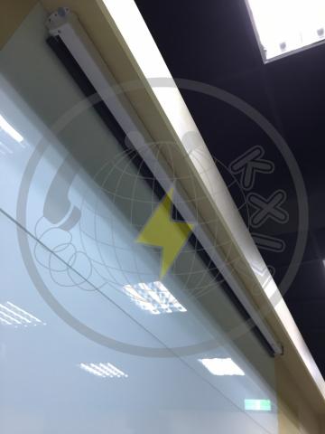 快訊機電工程有限公司 - 教室多媒體設備建置─投影布幕固定安裝 圖一