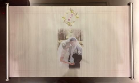 陳郁涵 - 婚宴給賓客的簽名綢，搭配主視覺背板設計，為新人留下宴客當天的美好回憶。(保護個資起見新人照片打上馬賽克)