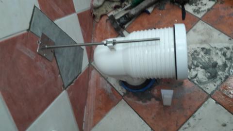 统理水电 - 乾式马桶施工現場。