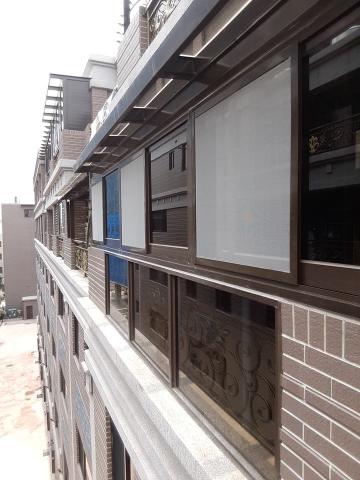 展翔鋼鋁門窗 - 玻璃屋
咖啡色骨料
九州　８５０氣密窗
８MM強化茶色玻璃