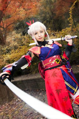 丁力 - 這是在台大體育館拍的
為了角色是偏秋天的感覺
所以加了點楓葉
讓畫面更豐富