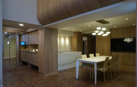 齊威室內裝修工程 - 餐桌、中島吧檯與置物櫃巧妙結合，產生寬敞、舒適的用餐時光。