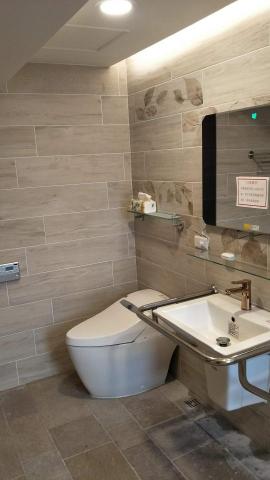 齊威室內裝修工程 - 廁所採用間接照明，更顯出溫暖舒適的使用空間環境。搭配義大利的藝術磁磚更顯出屋主高尚的品味質感。