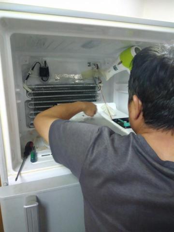 中心企業社 - 許多冰箱會不冷是因為除霜系統出了問題，導致冰塊將整的冷凍庫都塞滿了!出風口被冰塊堵住，冰箱當然就不冷囉。圖為師傅拆卸冷凍庫的過程