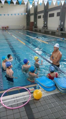 提供水上服務的專家游泳學院