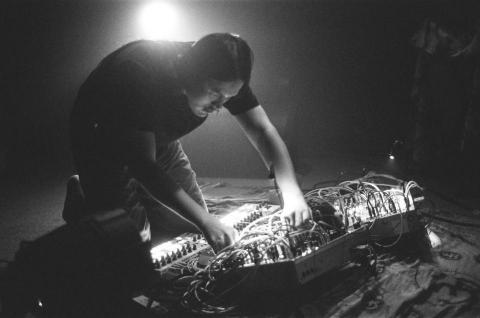 VC影像/音樂 工作室 - 高雄 LIVE WAREHOUSE
Flyinsnow 飛雪-首張個人專輯「通道」發片巡迴專場
音樂演出底片攝影 VC影像/音樂 工作室 - 高雄 LIVE WAREHOUSE
Flyinsnow 飛雪-首張個人專輯「通道」發片巡迴專場
音樂演出底片攝影