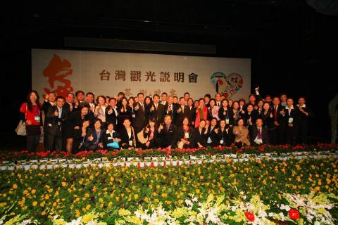 湯擷嘉 - 辦理推廣晚宴合影@昆明