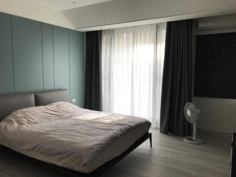 凰郡設計有限公司 - 舊屋翻新案例，將原陽台外推為平台，並將開窗擴充為落地門扇，以增加自然採光及通風度