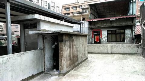 葉珈聖 - 屋頂防水施工前用高壓水槍清洗牆面及地面