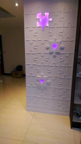 景丰Design - 這個案子主題~童趣 
是一個設計的屏風~拼圖概念為主題 
每塊拼圖都可以活動 
每張拼圖的背面可以貼生活個人及寵物照固定在拼圖上 

呈現屏風繽紛~溫馨氛圍

光源可以從粉紅~綠~黃七顏色變幻 ~美不勝收