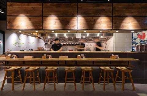 五號設計公司 - 客製化傢俱｜商業家具設計｜居家傢俱設計
過去曾因找不著適合室內設計風格的家具，因此開啟了客製化傢俱設計的大門，擁有最專業的傢俱設計團隊以及全台第一百坪工廠的設計公司，客製化的設計流程更能量身打造屬於你的客製化傢俱，更能搭配室內設計團隊打造一條龍的設計方針，不論工業風家具、椅子、桌子、沙發、櫃子、層架，只要您有想法歡迎與我們討論