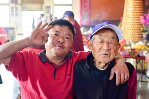 老趙的設計實習計畫 - 【攝影作品】在台中大肚文昌廟，幫這兩位感情很好的老兄拍照，充滿著人情味。