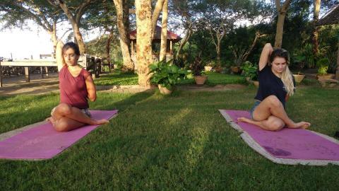 Co Yoga - 2018緬甸蒲甘日落草皮瑜珈