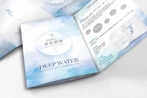 平面/攝影設計工作室 - 鳩鷺生技－品牌設計
企業形象設計
鳩與鷺所屬鳥類，則以「鳥」將「翅膀」化為葉子展翅高飛，而「葉子」象徵健康與生命力，意謂「鳩鷺生技」引領消費者明確知道如何愛護與保養的正確觀念外也期許公司越飛越高、越來越好。色彩規劃以藍綠色系營造遼闊與靜謐的永恆體驗。風格活力信賴、科技專業、青春沉穩，整體賦予希望與聖潔。