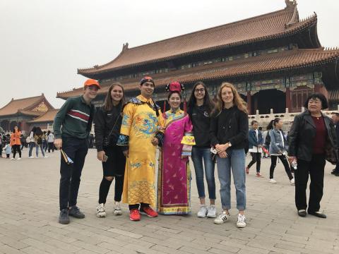 緗＊旅行規劃 網拍代購 活動企劃 影片剪輯 寵物散步 部落格寫作 - 紫禁城傳統服裝體驗