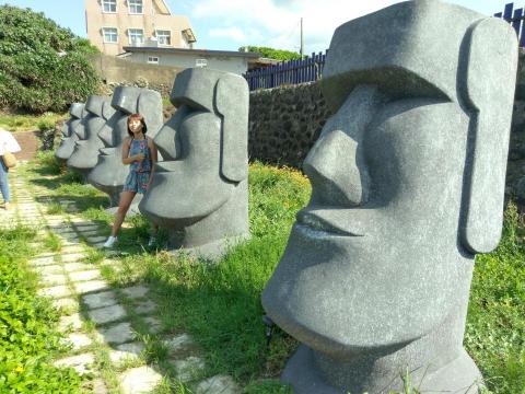 打字.P圖.部落格小棧 - 把不認識的人P掉 再用另一隻摩艾覆蓋被人擋住的那隻