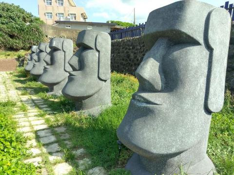 打字.P圖.部落格小棧 - 把不認識的人P掉 再用另一隻摩艾覆蓋被人擋住的那隻