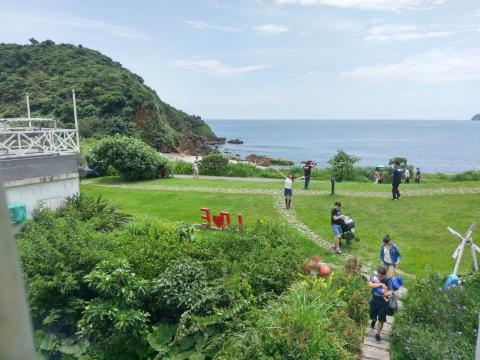 打字.P圖.部落格小棧 - 將中間人物P去另一張無人的照片上