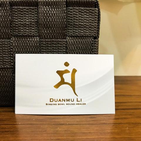 W.Shop設計工作室 - 從跟客戶溝通、了解需求整體名片感覺到設計、開版印刷一次完成。