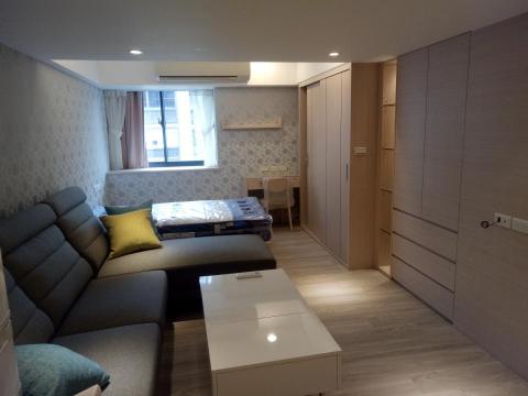 澄夏室內設計 - 小坪數製造了業主需求滿滿收納空間
有衣櫥和展示櫃及收納櫃
放置雙人床座榻下也是收納空間
