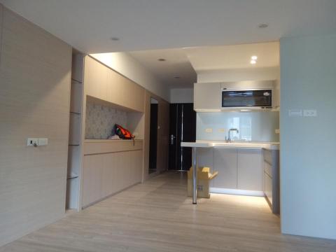 澄夏室內設計 - 從玄關進門的鞋櫃穿衣鏡到電器收納櫃壁掛電視，左右兩側開放式展示櫃到衣櫥整面做滿，隱藏了樑柱
並且做了小廚房和吧台