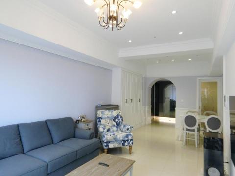 永固麗室內裝潢設計有限公司 - 美感風格到位,生活機能更是滿足。 講求對稱美感與線條比例 美式古典風格注重線條比例,為讓比例精準呈現,首先會先找出空間天際線,讓空間水平高度一致,既不會有高低落差,也能間接拉出壁板線板的完美比例,以及對稱設計,高度比例與對稱大小一但統一了,不只美感到位,還能有助於讓屋高向上再拉升。 永固麗室內裝潢設計有限公司 - 美感風格到位,生活機能更是滿足。 講求對稱美感與線條比例 美式古典風格注重線條比例,為讓比例精準呈現,首先會先找出空間天際線,讓空間水平高度一致,既不會有高低落差,也能間接拉出壁板線板的完美比例,以及對稱設計,高度比例與對稱大小一但統一了,不只美感到位,還能有助於讓屋高向上再拉升。