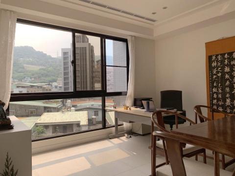 永固麗室內裝潢設計有限公司 - 在家具配置上,以「重點裝飾」原則,放置幾個具設計感的物件完整機能,杜絕雜亂無章的裝飾,創造清新舒暢的畫面,但卻仍彰顯出屋主的獨到品味。充滿協調靜謐氣息的場域,肯定能讓屋主盡情放鬆,盡情做回自己的主人了。 永固麗室內裝潢設計有限公司 - 在家具配置上,以「重點裝飾」原則,放置幾個具設計感的物件完整機能,杜絕雜亂無章的裝飾,創造清新舒暢的畫面,但卻仍彰顯出屋主的獨到品味。充滿協調靜謐氣息的場域,肯定能讓屋主盡情放鬆,盡情做回自己的主人了。